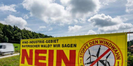 Protest gegen Stromerzeugung: Plakat von Windkraft-Gegnern im Bayerischen Wald. Foto: Armin Weigel/dpa/Archiv - dpa-infocom GmbH